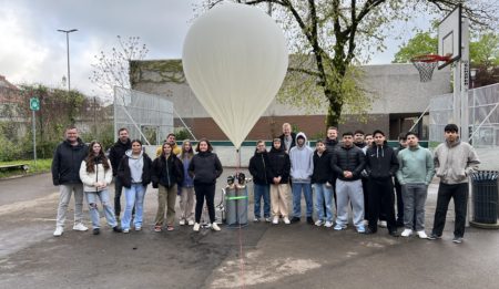 Sekundarschüler lassen Wetterballon in die Stratosphäre fliegen